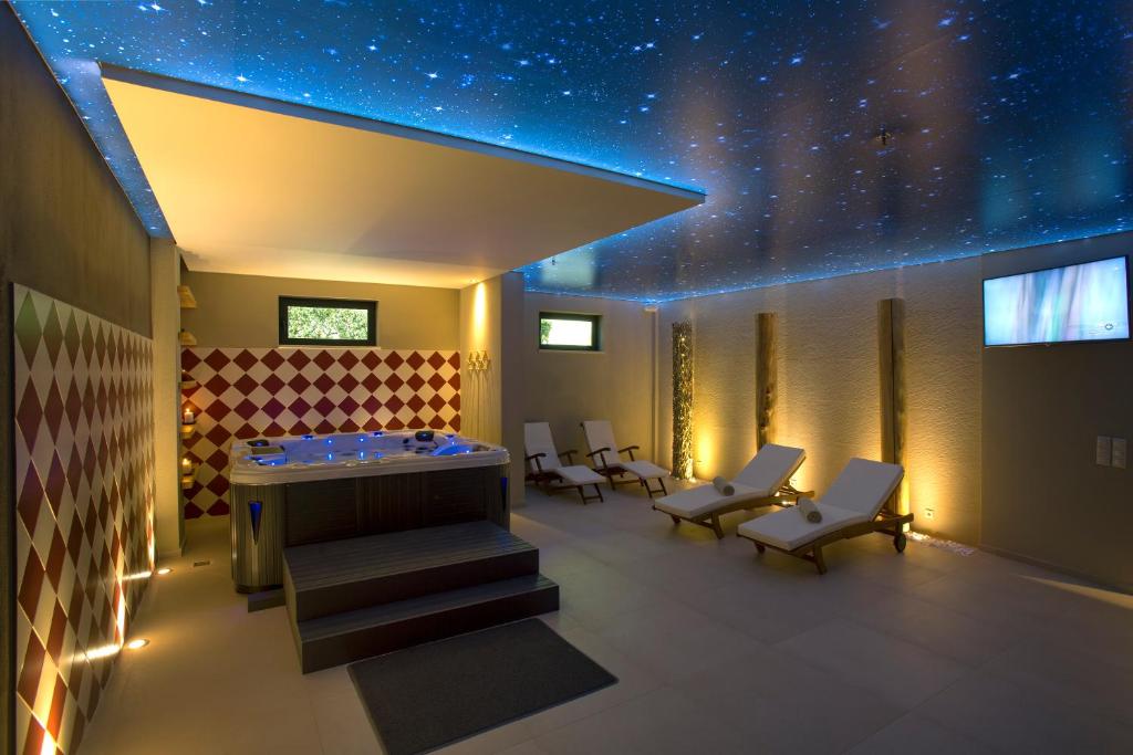TV a/nebo společenská místnost v ubytování Atlantis Beach Hotel