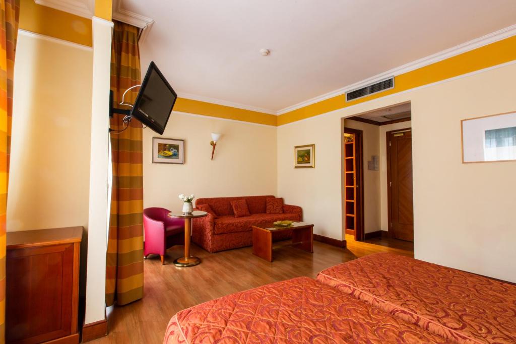 TV a/nebo společenská místnost v ubytování Hotel Il Chiostro by LVG Hotel Collection