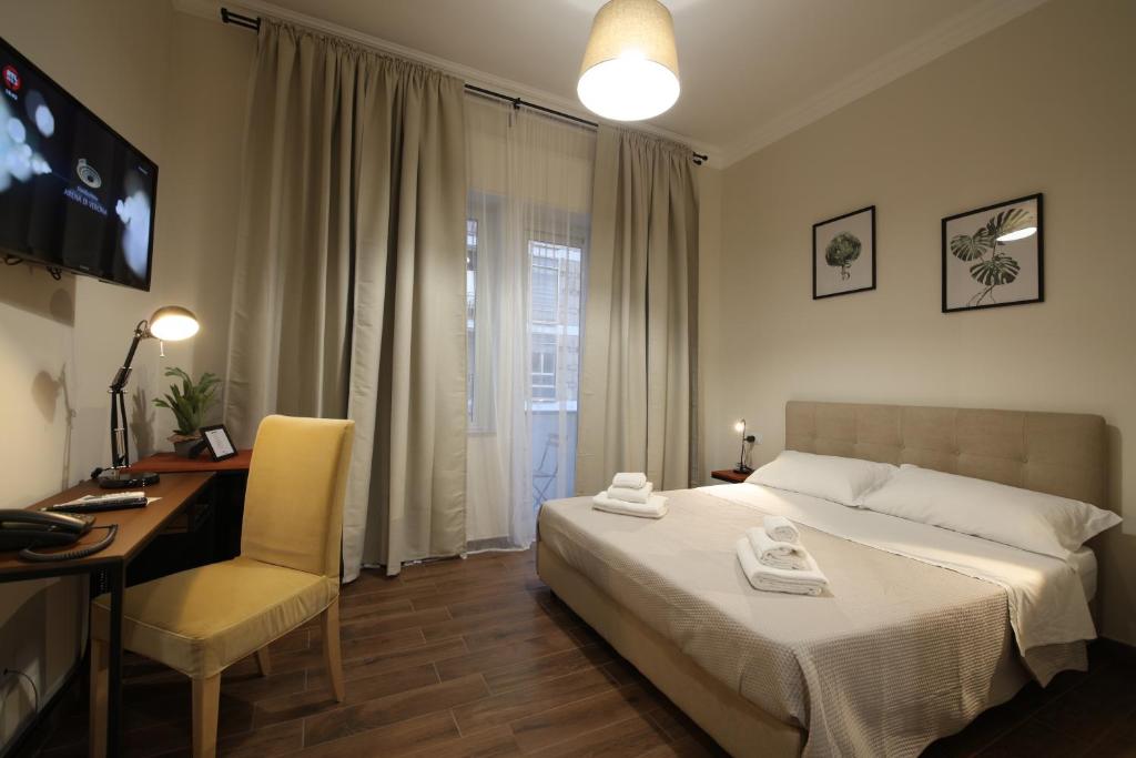 um quarto com uma cama, uma secretária e um computador em Khome Rooms & Apartment em Catânia