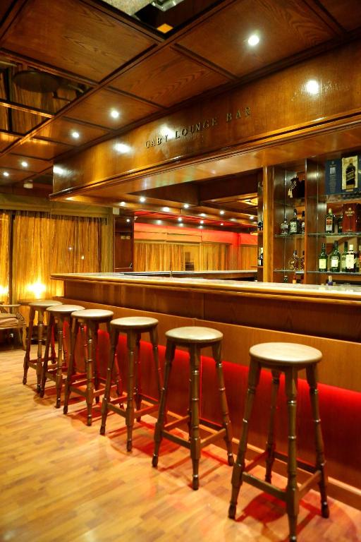 una fila de taburetes delante de un bar en Grand Gabriel, en Jounieh