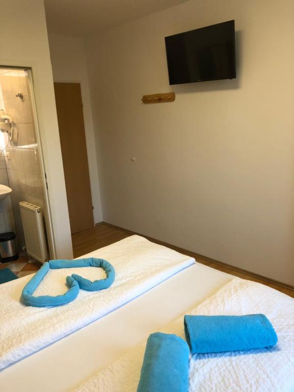 Ένα ή περισσότερα κρεβάτια σε δωμάτιο στο Enns Sleep Gasthaus Backhendlstation