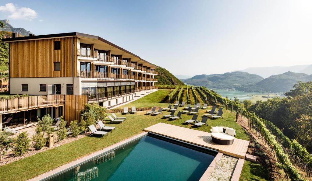 um edifício com piscina e um resort em Hotel Plattenhof em Termeno