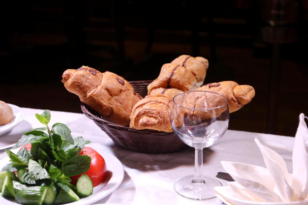 Comida en o cerca de este hotel