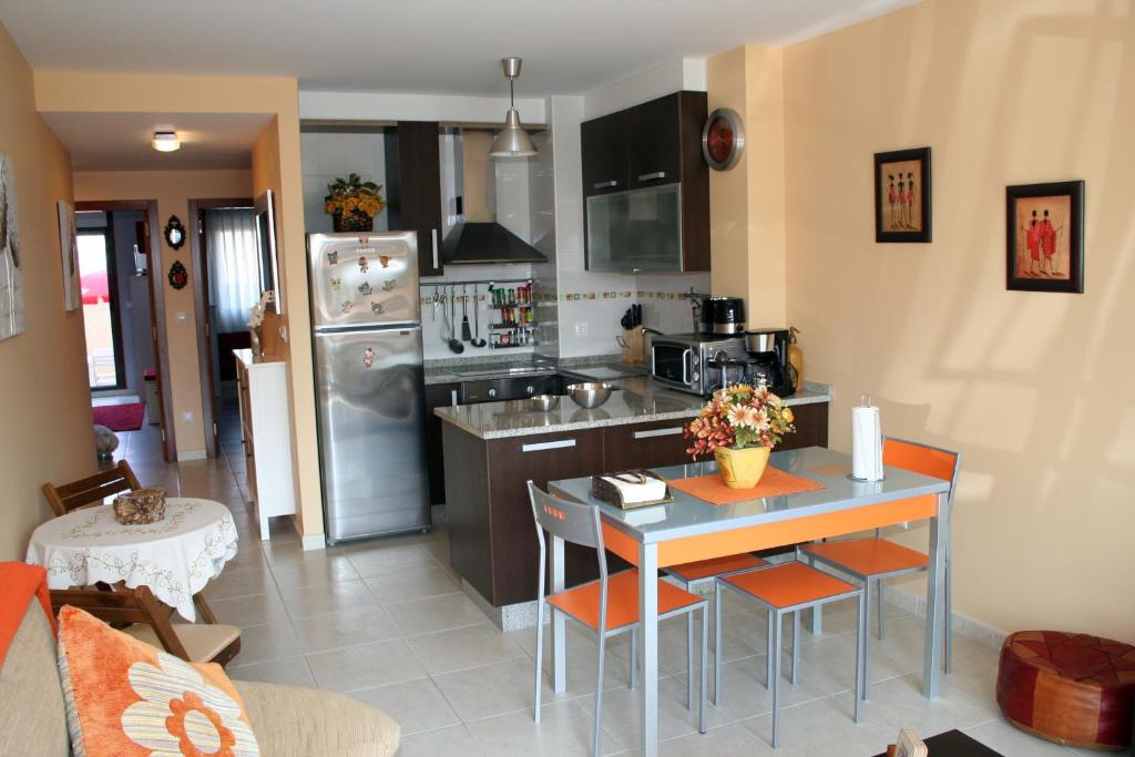 リベイラにあるApartamento en Rías Bajas. Ribeiraのキッチン(テーブル、椅子付)