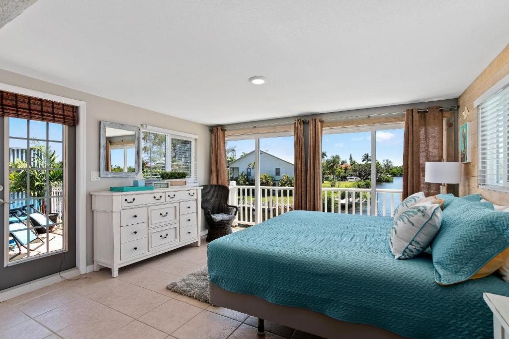 Балкон или терраса в Latitude 26 Waterfront Boutique Resort - Bonita Springs