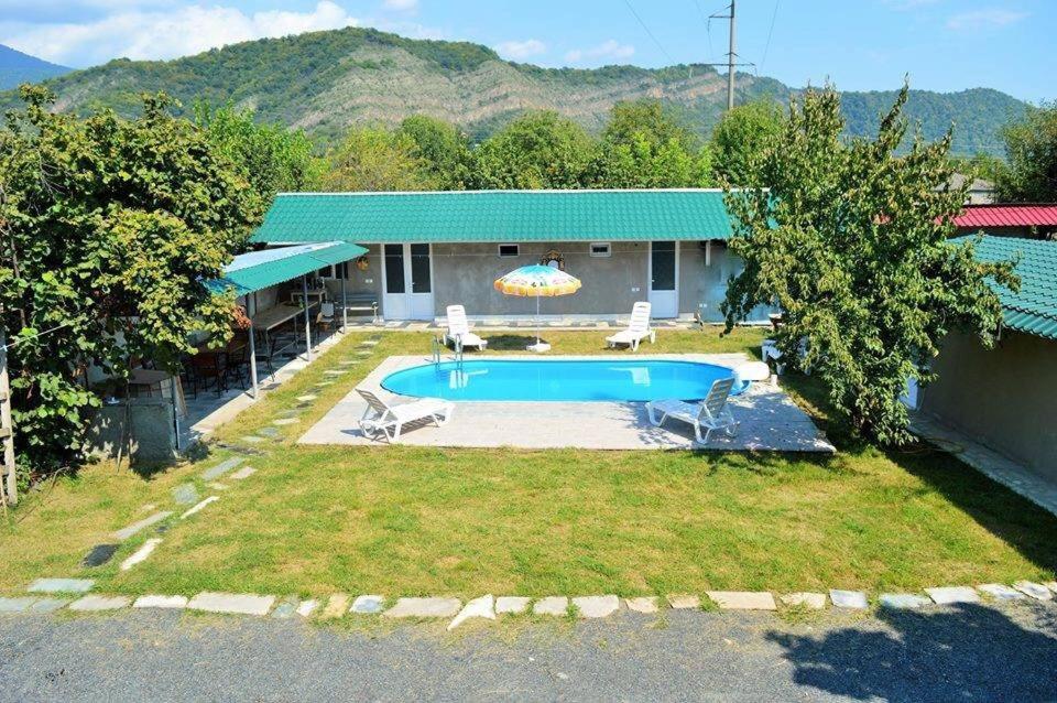 une image d'une maison avec une piscine dans l'établissement Hotel Tedi, à Kvareli