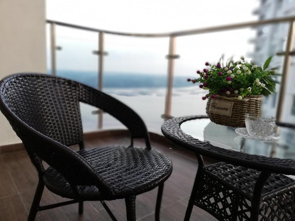un tavolo con due sedie e un tavolo con fiori di Country Garden Danga Bay , Royal Strand a Johor Bahru