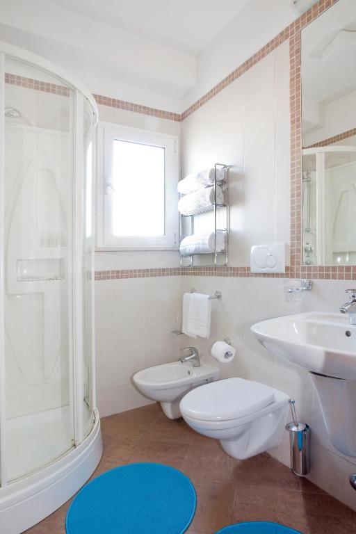 A bathroom at Residence Il Tulipano