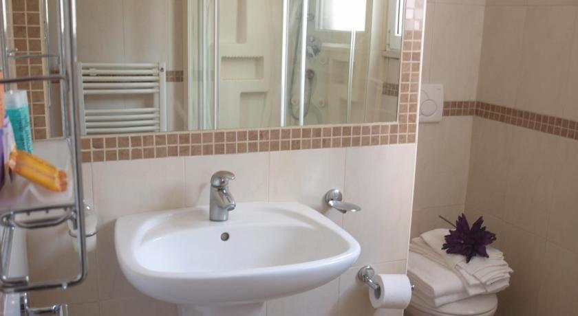 A bathroom at Residence Il Tulipano
