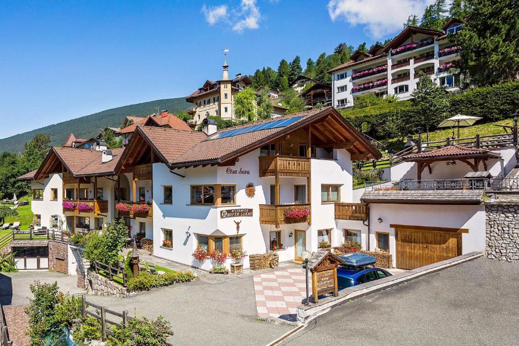 una gran casa blanca frente a una montaña en Cesa Sara, en Ortisei