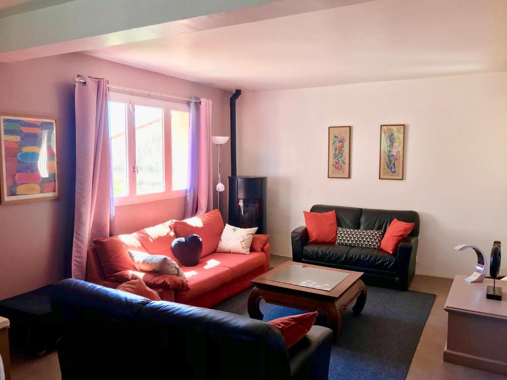 ニースにあるL'Alivuのリビングルーム(赤いソファ、テーブル付)