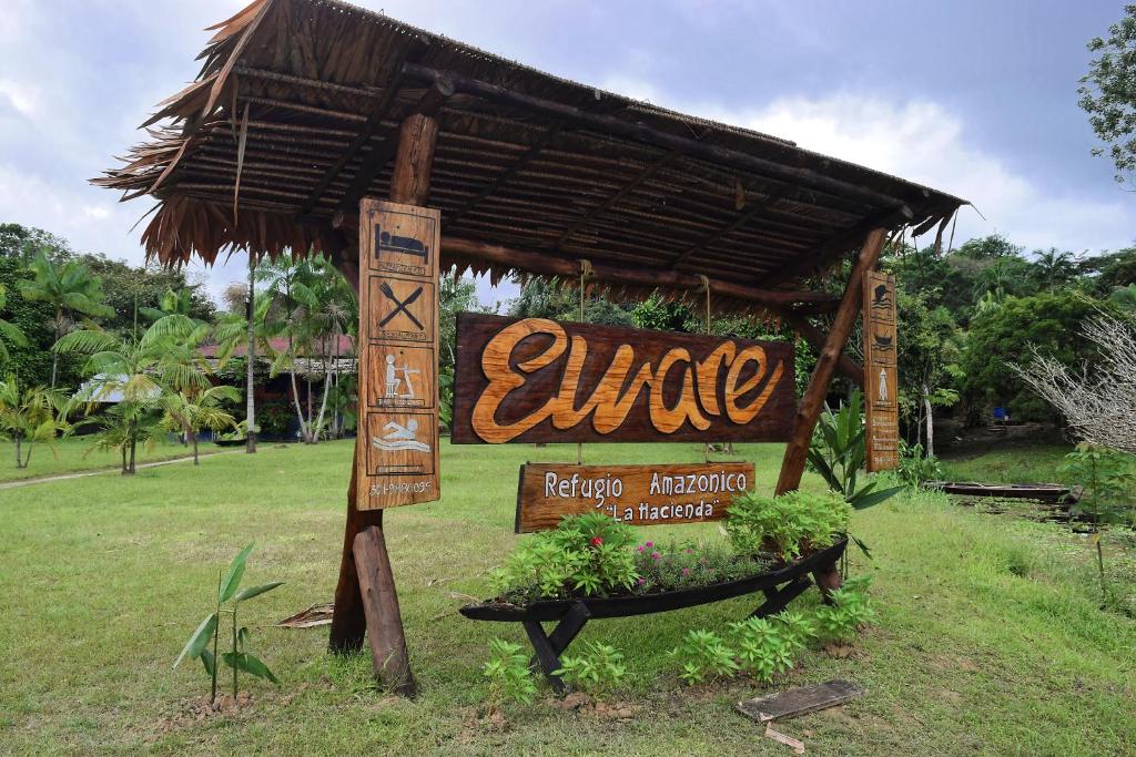 ein Schild für ein Restaurant in einem Park in der Unterkunft Eware Refugio Amazonico in Puerto Nariño