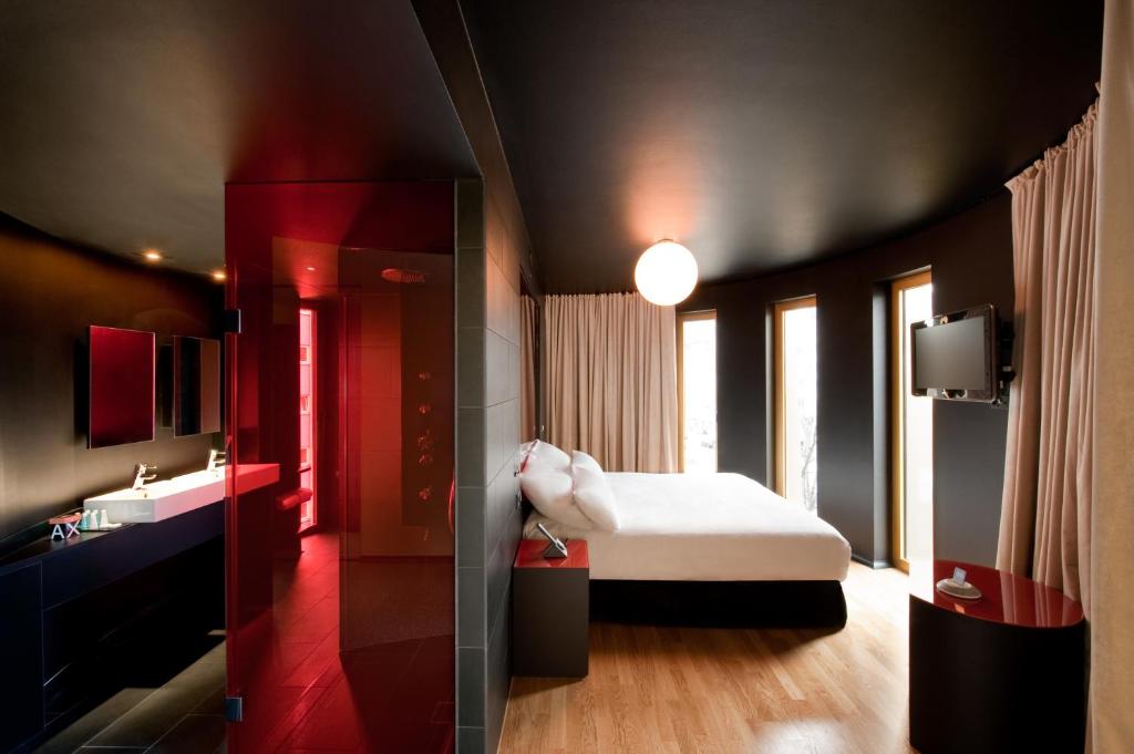 een slaapkamer met een wit bed en rode muren bij Axel Hotel Berlin-Adults Only in Berlijn