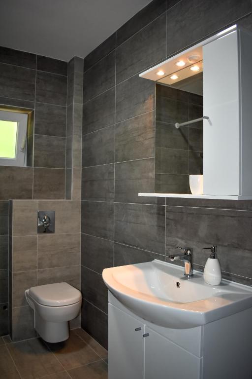 Kúpeľňa v ubytovaní Bonaventura - Countryside Villa near Split with Private Pool