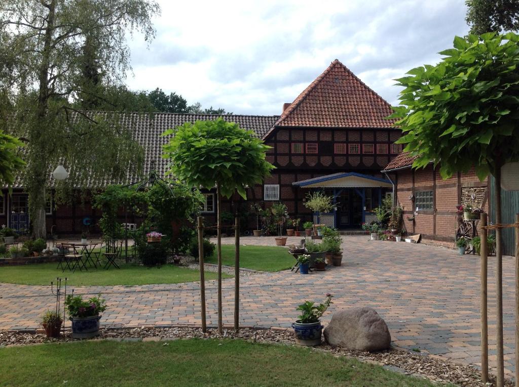 une cour avec des arbres et un bâtiment dans l'établissement Separate Gästewohnung, à Plockhorst