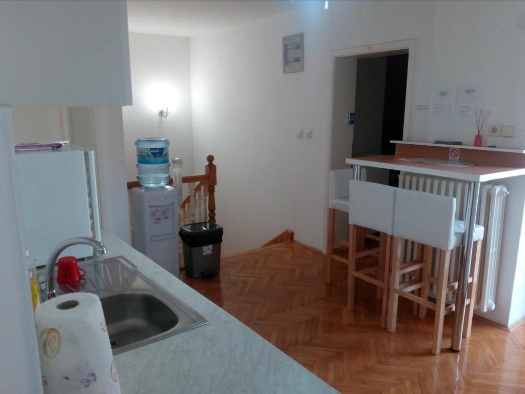 una cucina con lavandino e piano di lavoro di Hostel Corner 021 a Novi Sad