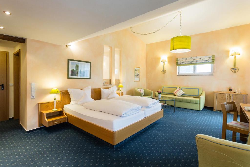 Postel nebo postele na pokoji v ubytování Romantik Hotel Rindenmühle