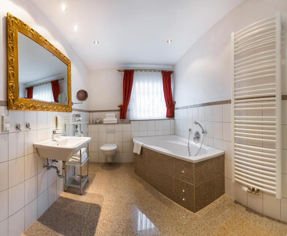 Koupelna v ubytování Romantik Hotel Rindenmühle