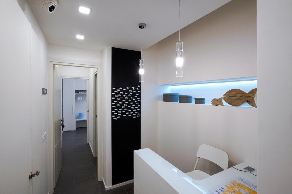 Pokój z białym blatem i korytarzem w obiekcie Galleria 38 w mieście La Spezia
