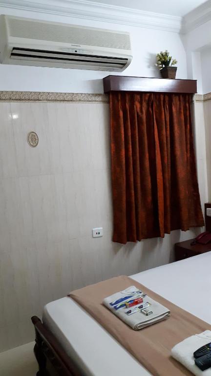 Postel nebo postele na pokoji v ubytování Grand View Residency Chennai