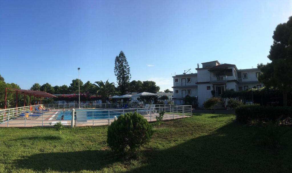 Bazén v ubytování Kipriotis Hotel nebo v jeho okolí