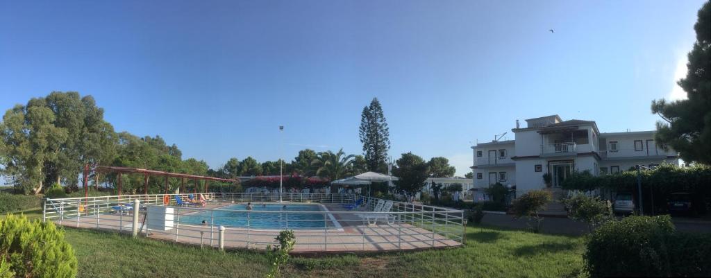 Bazén v ubytování Kipriotis Hotel nebo v jeho okolí