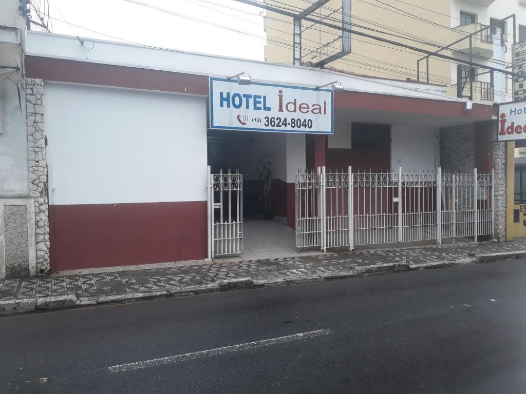 una señal de hotel en el lateral de un edificio en Hotel Ideal Taubaté, en Taubaté