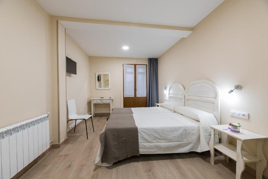 A bed or beds in a room at Pensión Luis