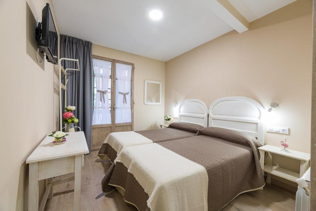 A bed or beds in a room at Pensión Luis