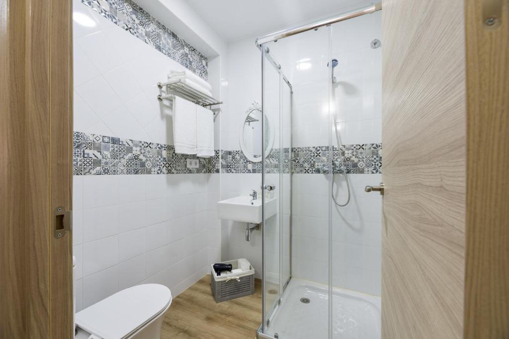 A bathroom at Pensión Luis