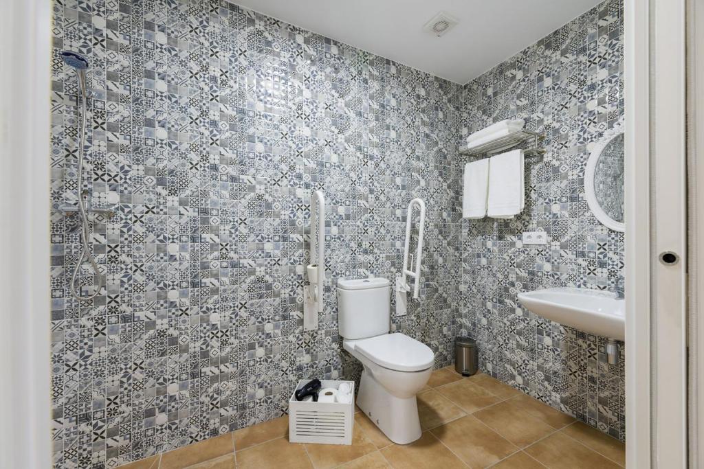 A bathroom at Pensión Luis