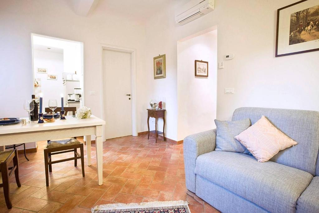 - un salon avec un canapé bleu et une table dans l'établissement Ellen's cozy apartment, à Florence