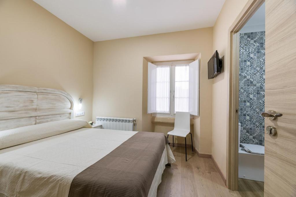 A bed or beds in a room at Pensión Luis