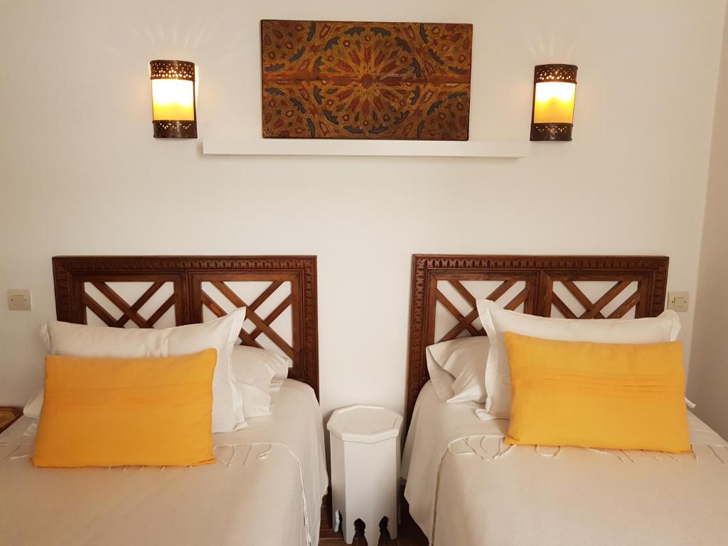Postel nebo postele na pokoji v ubytování Dar Manara - Medina d'Asilah
