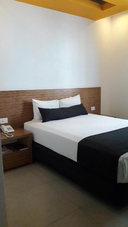 Postel nebo postele na pokoji v ubytování Nu Hotel