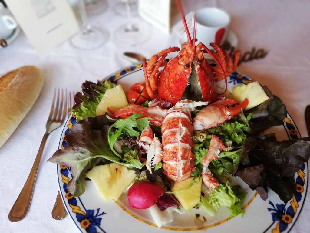 Comida en o cerca de este hotel