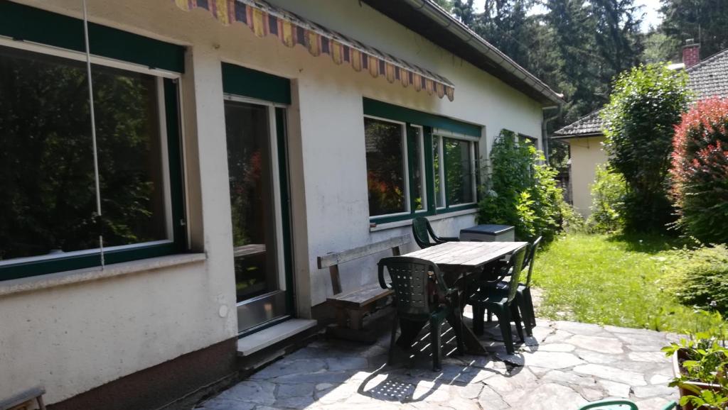d'une terrasse avec une table et des chaises à l'extérieur d'une maison. dans l'établissement Ferienhaus am Waldrand, à Ampflwang im Hausruckwald