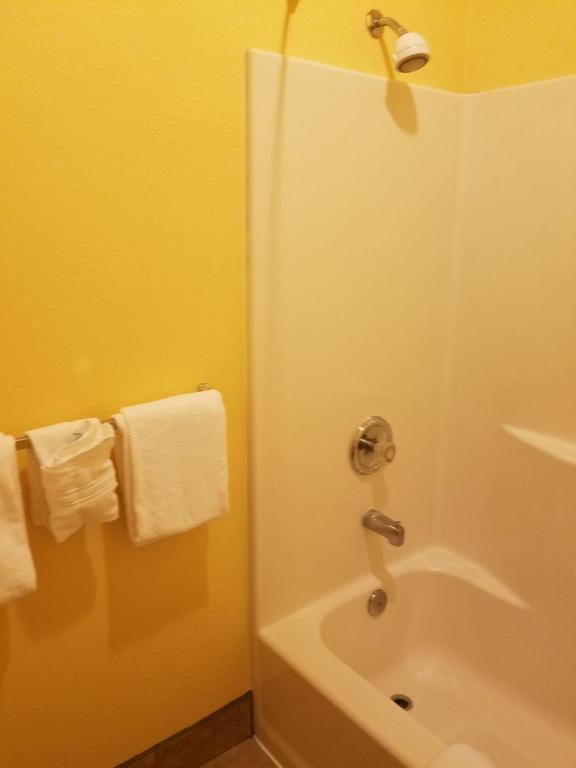 Koupelna v ubytování Travelodge by Wyndham Wenatchee