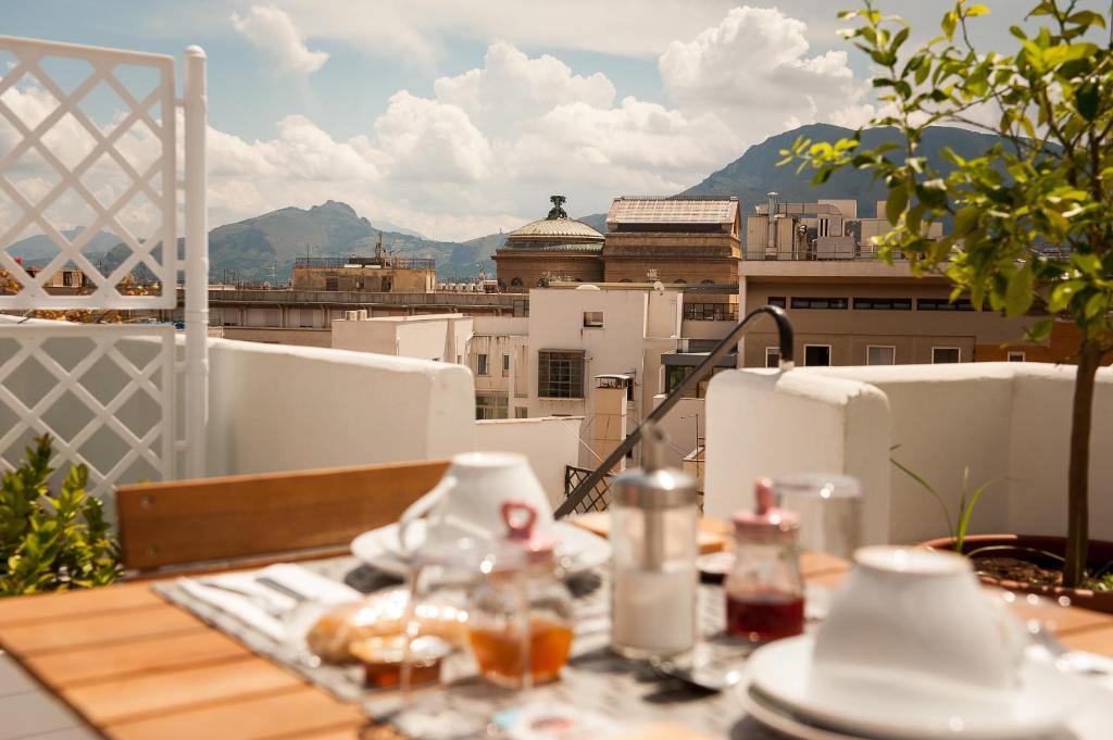 einen Tisch auf einem Balkon mit Stadtblick in der Unterkunft La Terrazza su Palermo in Palermo