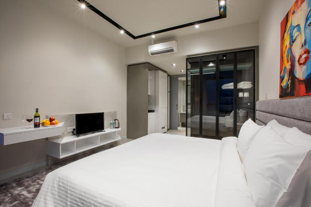 Postel nebo postele na pokoji v ubytování Expressionz Suites By iHost Global