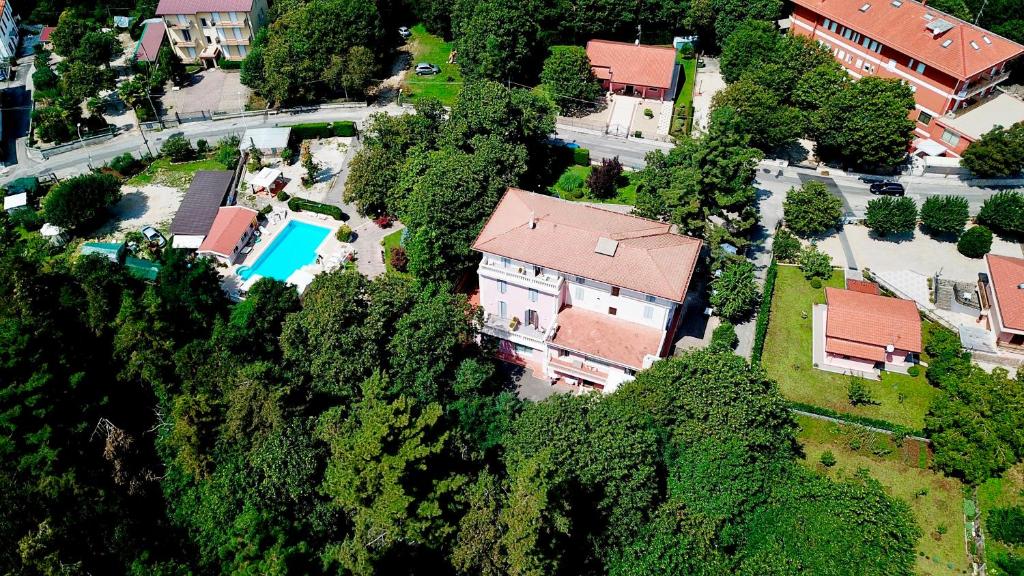 Bazén v ubytování Hotel Gioia Garden nebo v jeho okolí