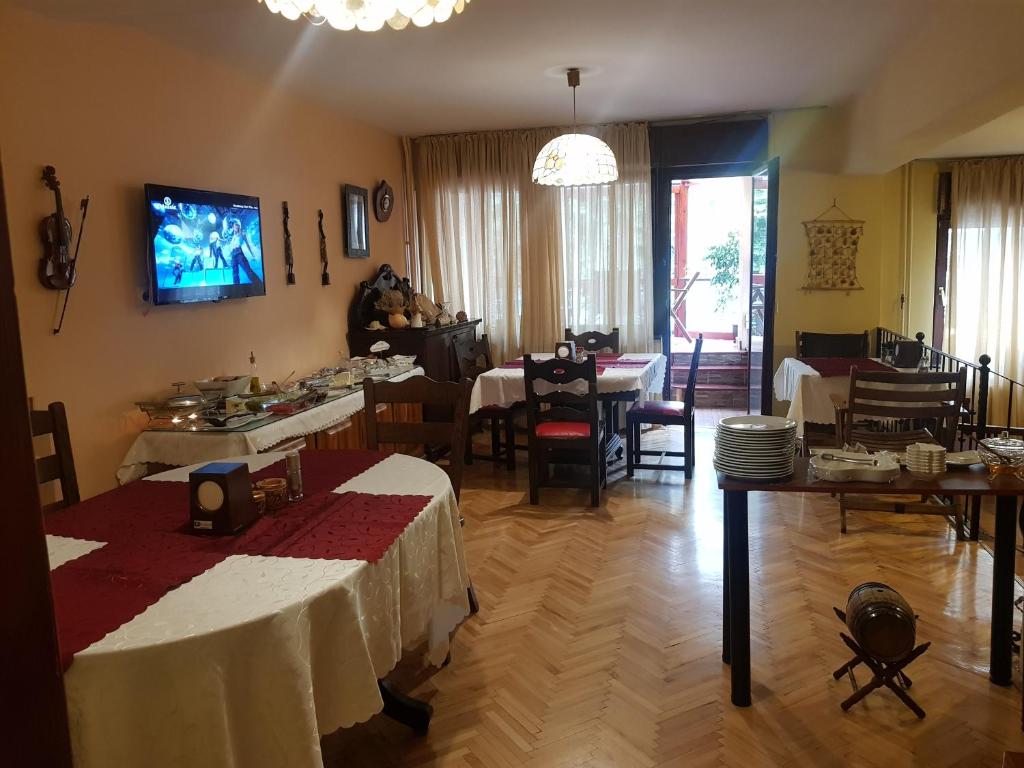 TV a/nebo společenská místnost v ubytování Hotel Kapistec Skopje