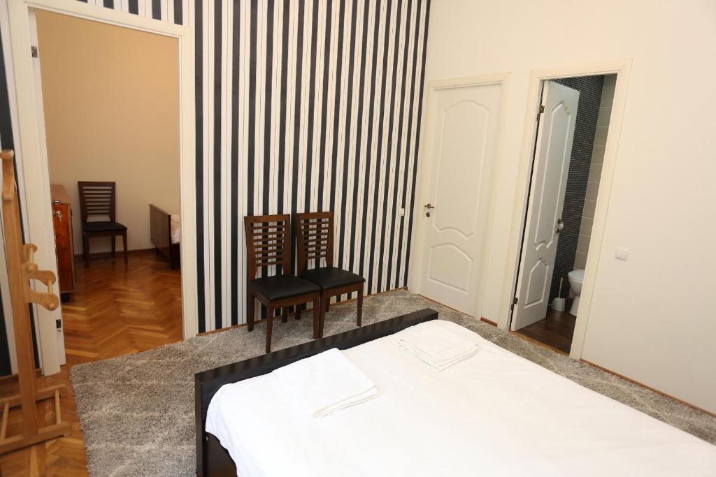 Llit o llits en una habitació de Guest House Pirosmani 60