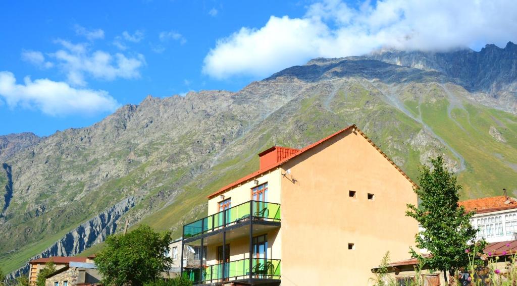 Nespecifikovaný výhled na hory nebo výhled na hory při pohledu z hotelu