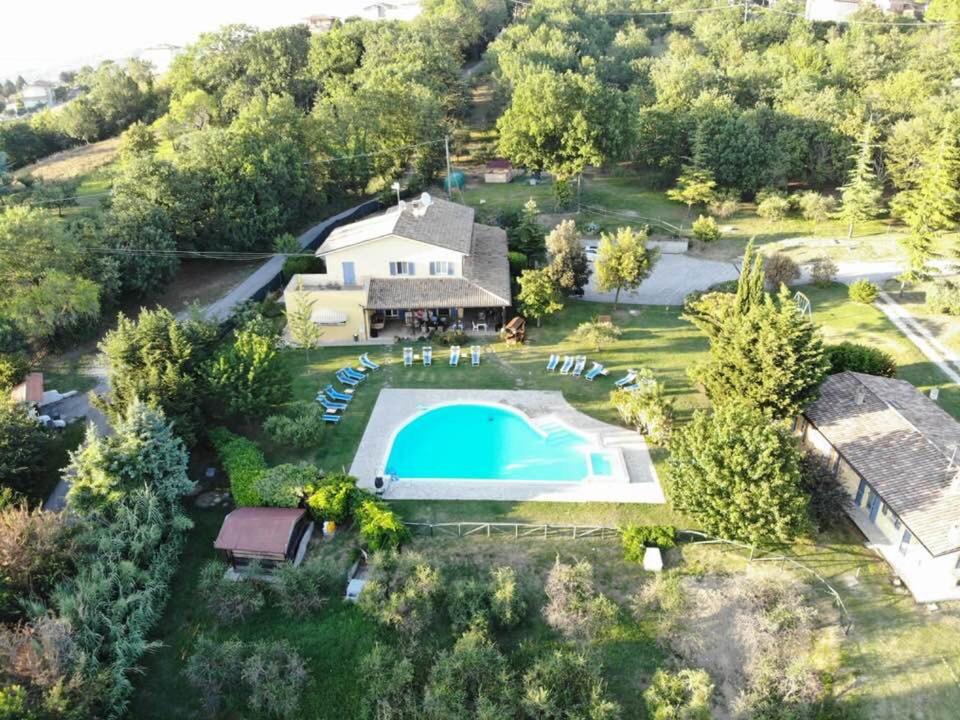 - une vue aérienne sur une maison avec une piscine dans l'établissement La Tenuta Del Giglio, à Tavullia