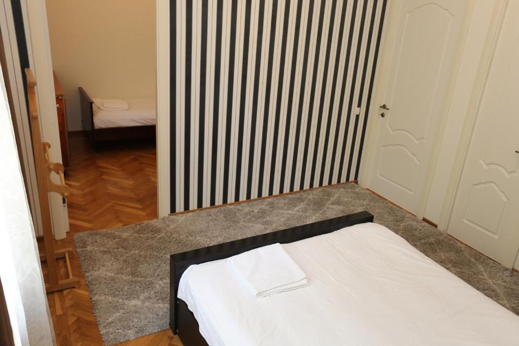 Llit o llits en una habitació de Guest House Pirosmani 60