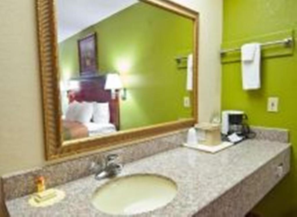 Americas Best Value Inn - Brookhaven