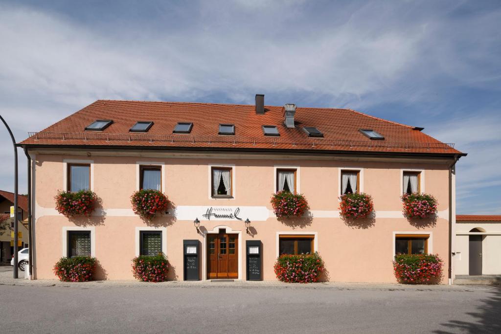 ein großes Gebäude mit Blumenkästen auf der Vorderseite in der Unterkunft Gasthaus Hummel in Duggendorf