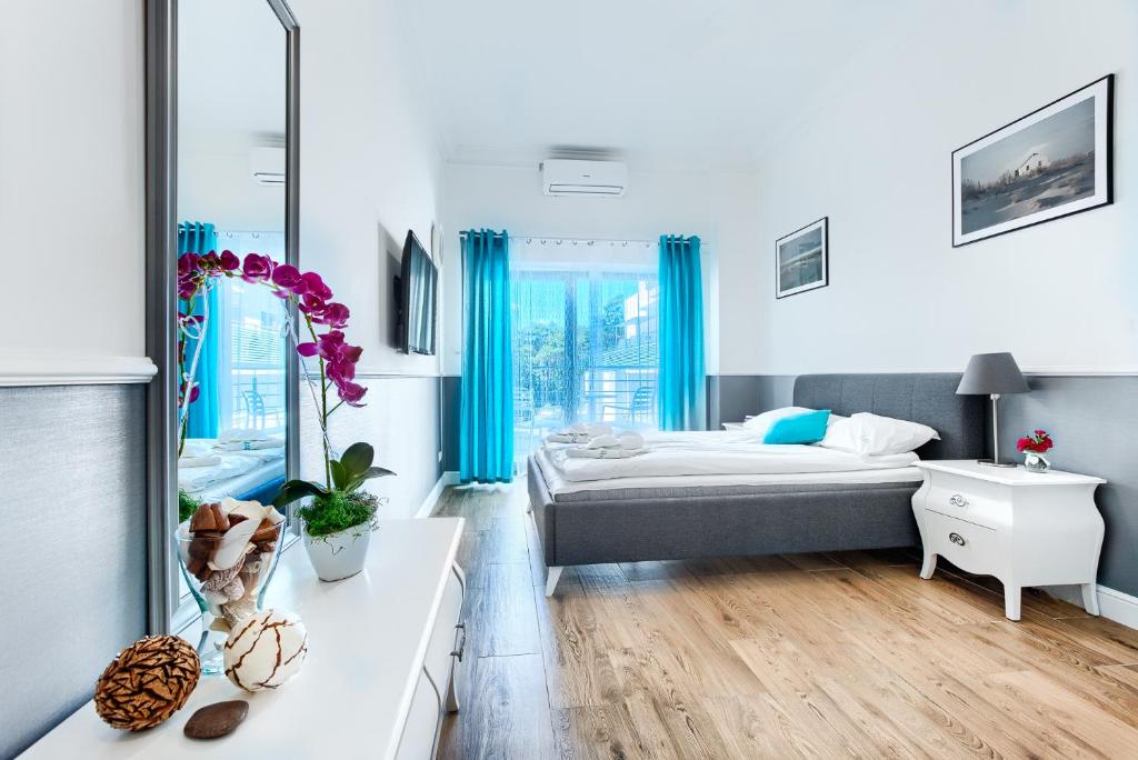 Posteľ alebo postele v izbe v ubytovaní Apartamenty AmberHome