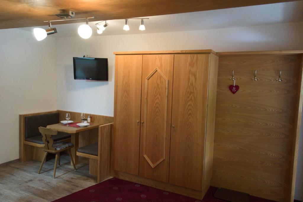 Televízia a/alebo spoločenská miestnosť v ubytovaní Apart Felsenhof